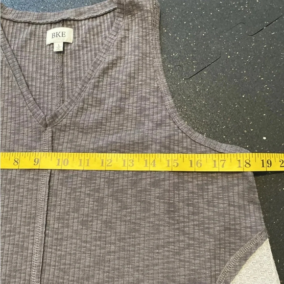 BKE Buckle Gray Two Toned Waffle Tank Top V-Neck Womens Large Great condition - Picture 5 of 8